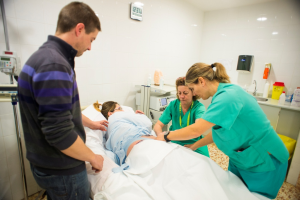 Futurs pares durant el procés de part a l'Hospital Santa Caterina. Sales de parts