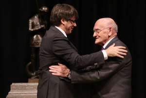 El president de la Generalitat, Carles Puigdemont, ha presidit  l'acte d'homenatge de la Universitat Oberta de Catalunya (UOC) al seu rector fundador, Gabriel Ferraté. 