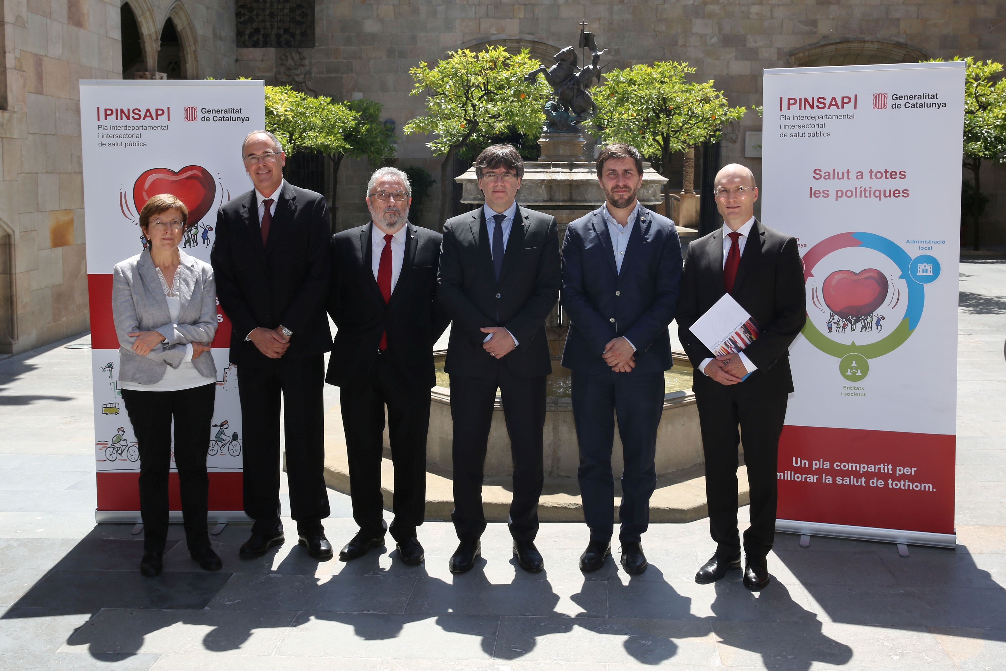 El president Puigdemont, acompanyat del conseller Comín, durant la presentació del PINSAP. 

