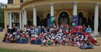 El conseller Rull, amb les escoles premiades. El conseller Rull, amb les escoles premiades.