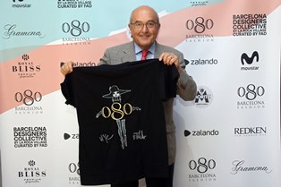 El dir. del 080, Miquel Rodríguez, amb la samarreta solidària 20a edició 