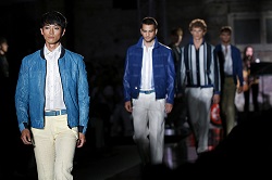 Carrosel final de Torras, amb la cantant xxx, al fons, que ha interpretat en directe clàssics dels 50s