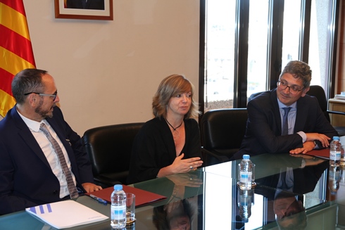 La consellera Borràs ha presidit l'acte de signatura del conveni que ha comptat amb la participació del director de l'Agència de l'Habitatge de Catalunya, Jaume Fornt; i de José Manuel Casajuana, en representació d'ABANCA.