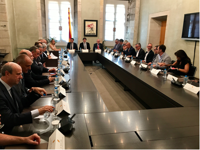 El president Puigdemont, el conseller Vila i el secretari Aregio han presidit la reunió amb el sector turístic