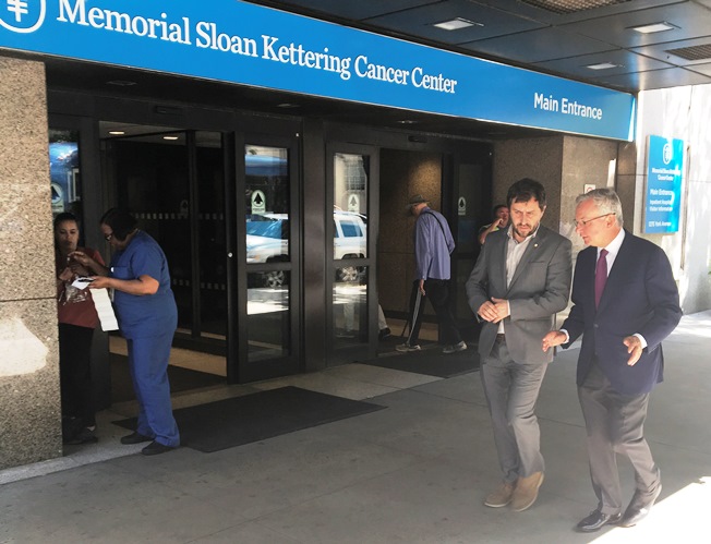El conseller de Salut i el Dr. Baselga, a l'entrada del Memorial Sloan-Kettering Cancer Center de Nova York