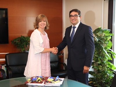 La consellera de Governació, Meritxell Borràs, amb el director territorial de BBVA a Catalunya, Xavier Llinares