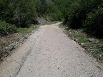 Tram de roca triturada a la pista.