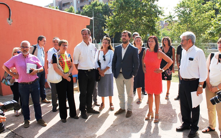 El conseller de Salut durant la visita a Castelldefels, acompanyat de l'alcaldessa de la localitat.