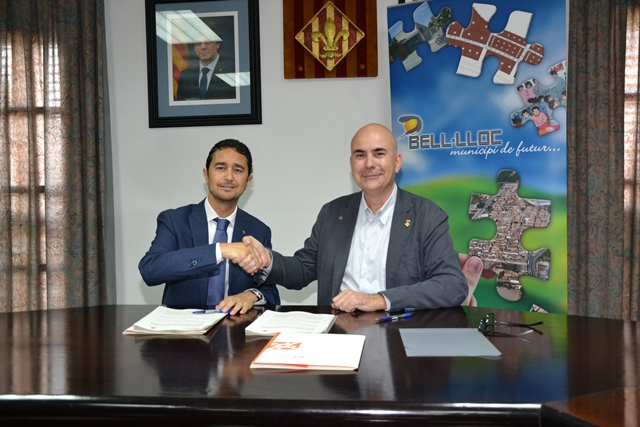 El director de l'INCASÒL, Damià Calvet, i l'alcalde de Bell-lloc d'Urgell durant la signatura del conveni de Vinyes del Mig.