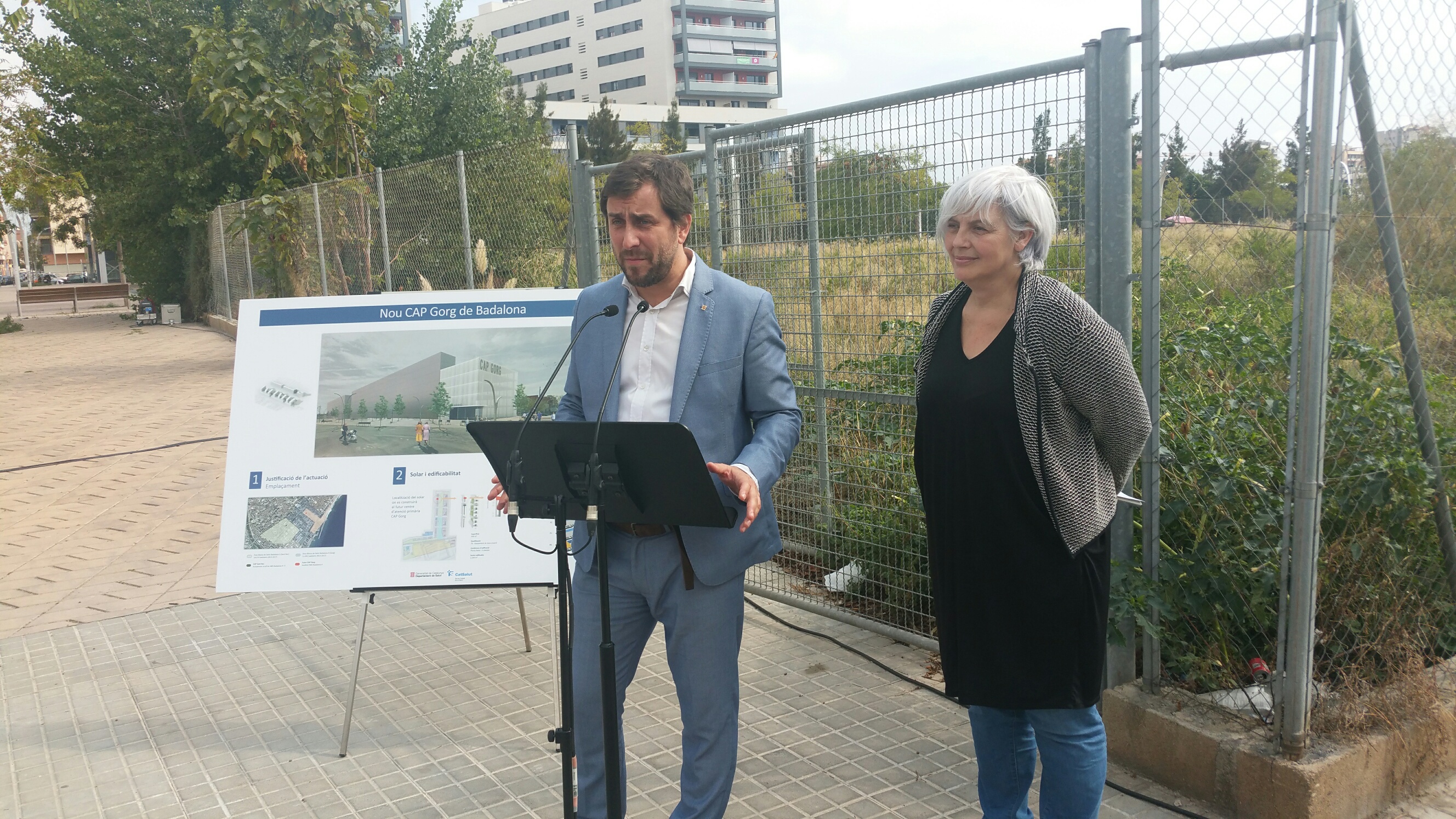 El conseller Antoni Comín presentant el projecte amb l'alcaldessa de Badalona, Dolors Sabaté