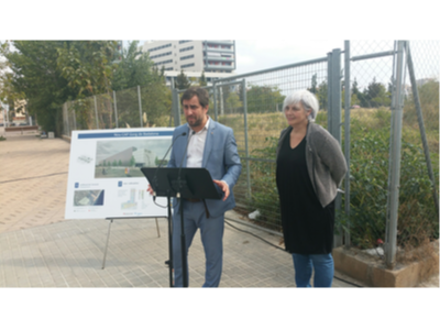 El conseller presentant el nou projecte acompanyat per l'alcaldessa de Badalona.