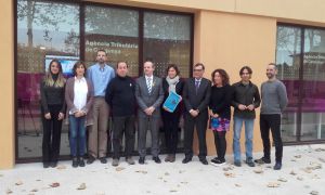 El secretari d'Hisenda i president de l'ATC, Albert Castellanos, acompanyat del director de l'ATC, Eduard Vilà i els treballadors de l'oficina de l'ATC a la Bisbal d'Empordà.
