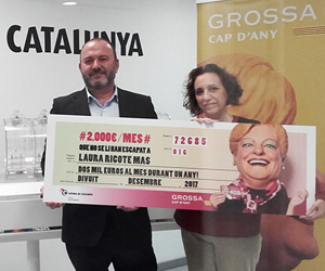 Fotografia del moment de lliurament del premi