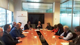 Imatge de la reunió, presidida pel Sec. d'Empresa i Competitivitat, Joan Aregio, i la Dir. de l'ACC, Montserrat Ribera, a la dreta