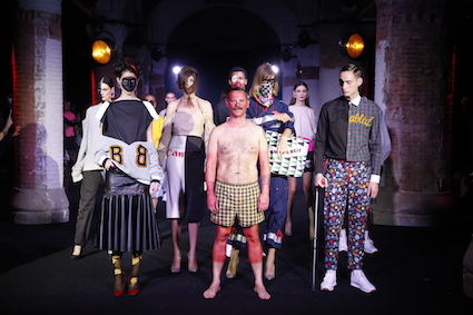 El dissenyador Angel Vilda de Brain&Beast al final de la seva desfilada