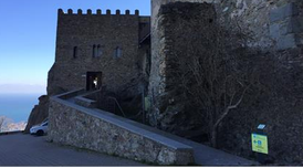 Palau de l'Abat de Sant Pere de Rodes i seu del Parc Natural.