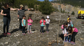 Plantada d'arbres al Llac de Tumí, al municipi de Vallcebre, amb els alumnes de l'escola Serrat Voltor.