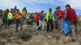 Nens i nenes de l'escola Galceran de Pinós plantant llavors de fia-faia.