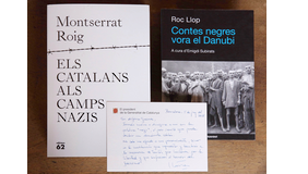 Els llibres i la nota que ha enviat el president Torra a Alfonso Guerra. Autor: Jordi Bedmar