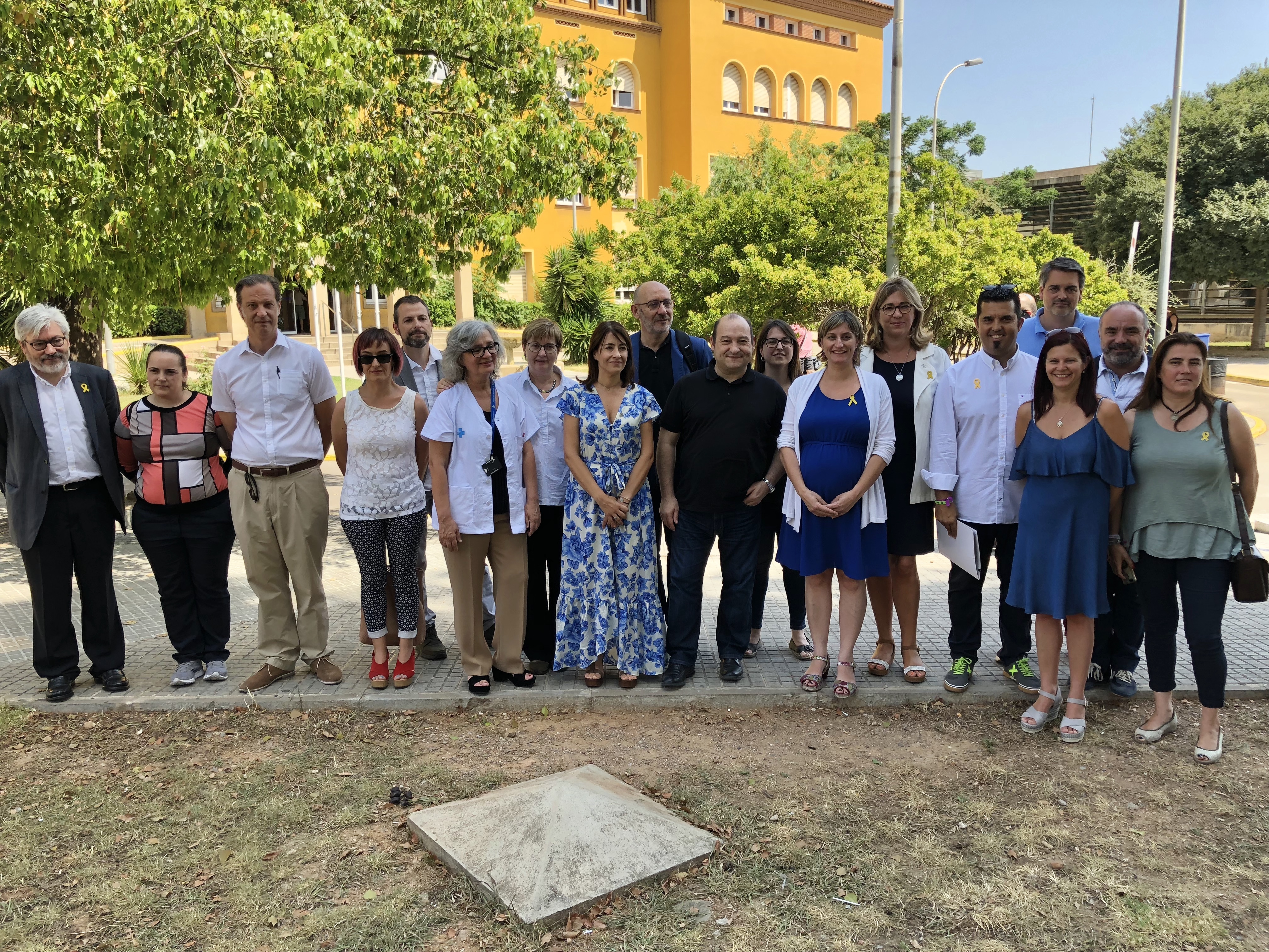 Fotografia de la consellera Vergés amb l'equip directiu del centre, alcaldes i representants del Servei Català de la Salut.