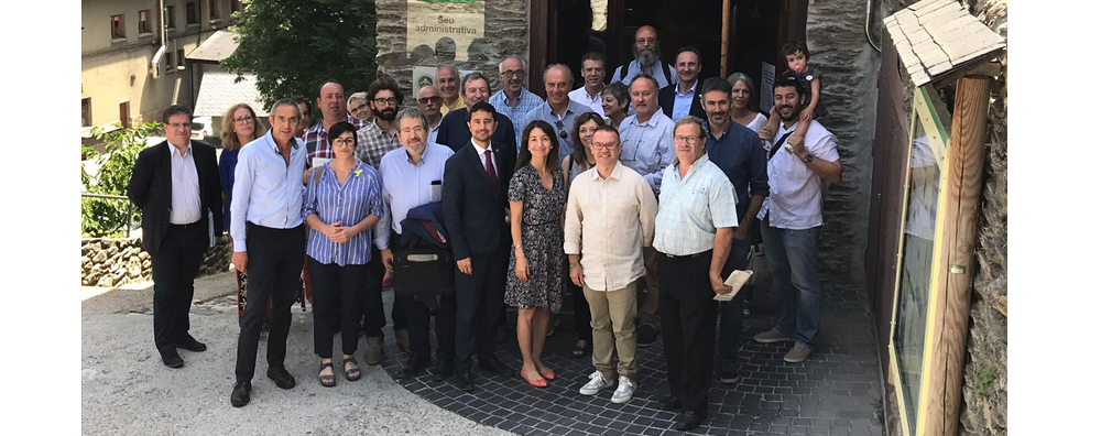 El conseller Damià Calvet amb la secretària de Medi Ambient i Sostenibilitat, Marta Subirà, el director general de Polítiques Ambientals i Medi Natural, Ferran Miralles, el president del Parc Natural de l'Alt Pirineu, Joan Ordi, el director del Parc, Marc Garriga, i representants dels diferents municipis, davant la seu del Parc, a Llavorsí