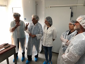 Moment de la visita de la consellera Jordà a l'obrador de Mas el Lladré a Les LLosses