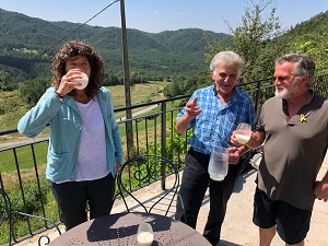 La consellera Teresa Jordà bevent un vas de llet crua de vaca