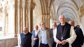 El president, amb el pare abat, visitant el claustre. Autor: Andreu Puig