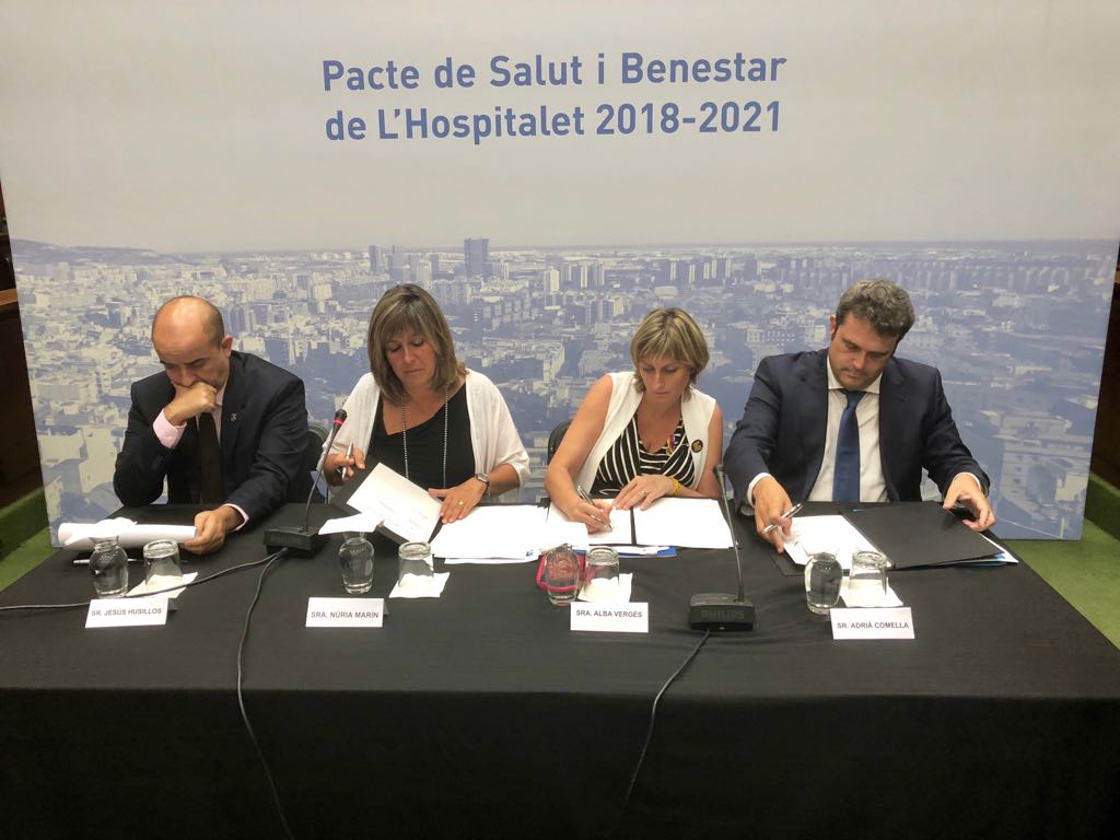 La consellera de Salut durant la signatura del Pacte de salut i benestar de l'Hospitalet.