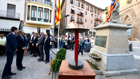 El president i l'alcalde, en l'ofrena floral al monument de l'Onze de Setembre. Autor: Rubén Moreno