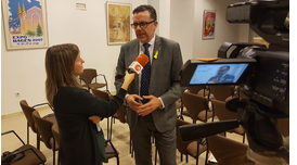 Tost, atenent una periodista durant la presentació a Manresa.