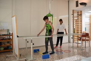 Pacient fent rehabilitació amb l'ajuda del nou equipament