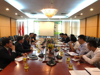 Moment de la reunió de la delegació catalana, encapçalada pel conseller Calvet, al Ministeri de Recursos Naturals i Medi Ambient del Vietnam.