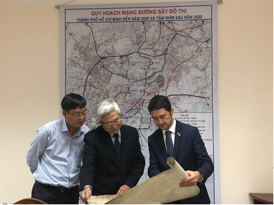 El conseller Calvet amb representants de l'Autoritat de Gestió del Metro Urbà (MAUR) de Ho Chi Minh. El conseller Calvet amb representants de l'Autoritat de Gestió del Metro Urbà (MAUR) de Ho Chi Minh.