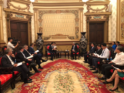 Reunió amb representants del Comitè Popular. Reunió amb representants del Comitè Popular.