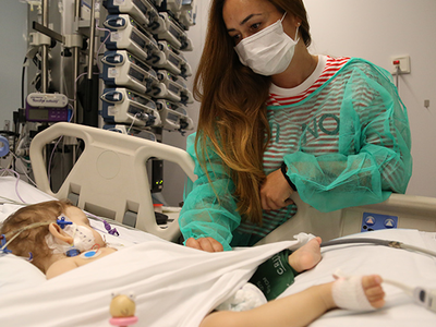 Una de les nenes que van rebre un trasplantament de fetge amb la tècnica de l'split, aquest estiu a l'Hospital Infantil de Vall d'Hebron