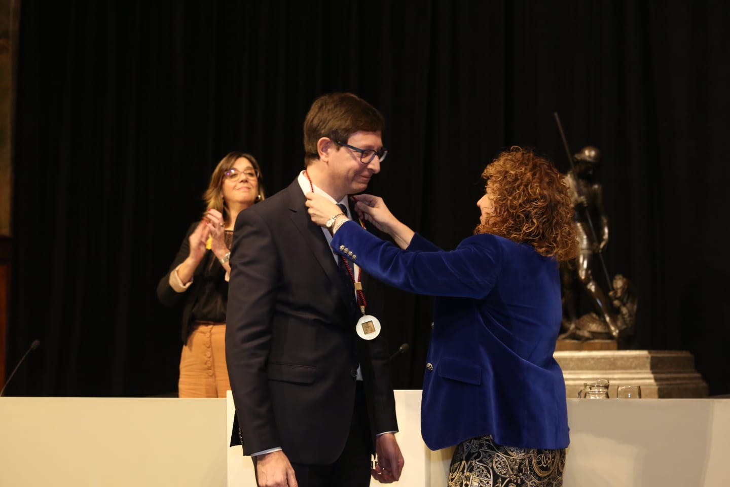 La consellera Capella entrega el Premi Justícia 2018 a Carles Mundó