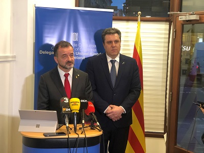 El conseller Bosch i el delegat Sergi Marcén atenen els mitjans a la inauguració de la Catalonia House de Londres.