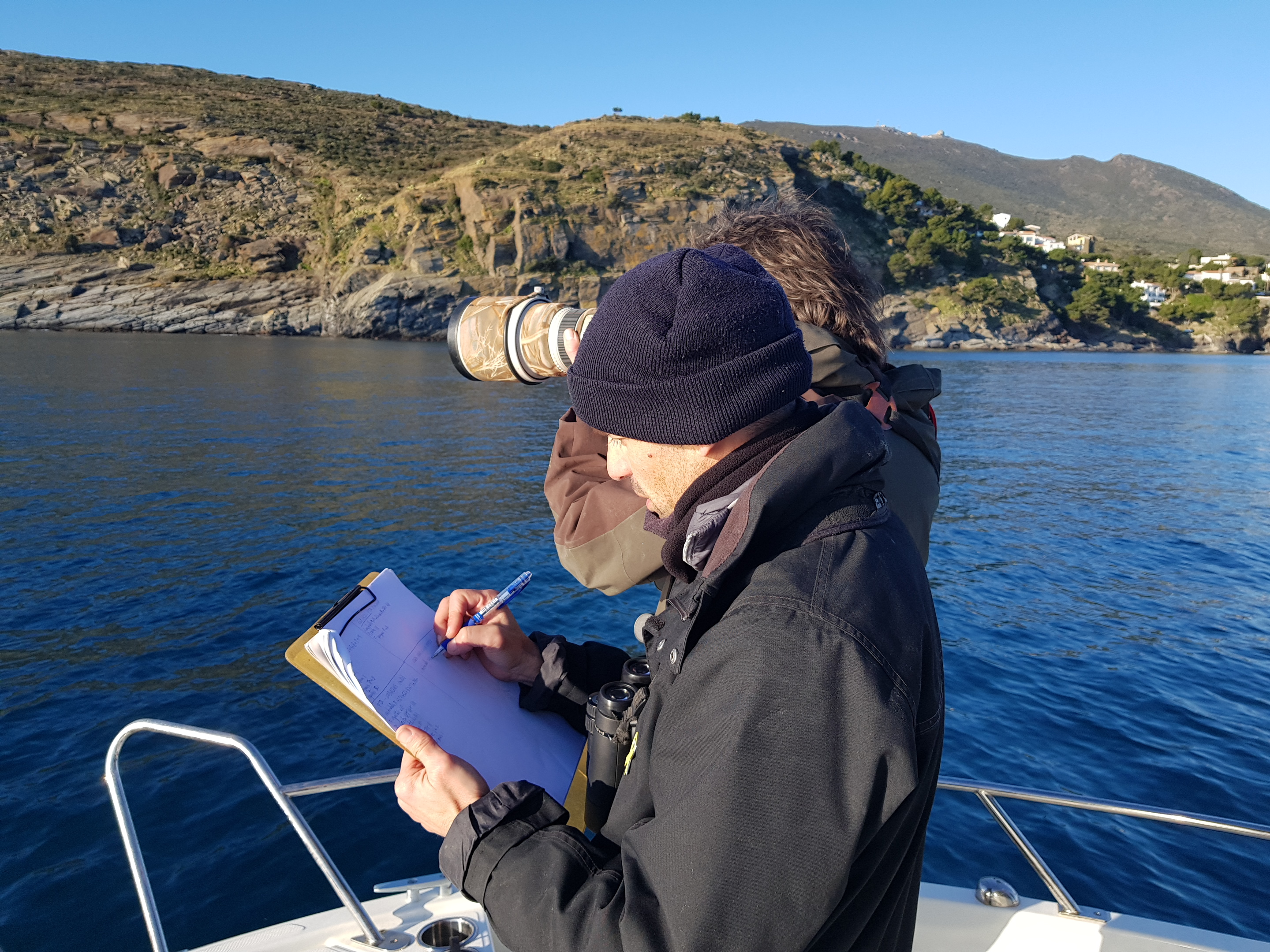 Equip de cens durant el cens d'ocells hivernants a Cala Nans, Cadaqués.