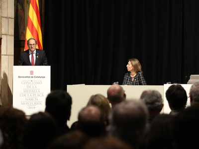 El president Torra i la consellera Chacón a l'acte de lliurament de les medalles Narcís Monturiol (Foto: Jordi Bedmar)