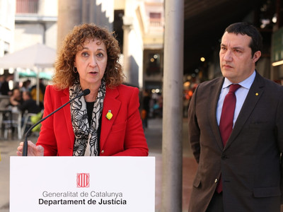 La consellera Capella i el director general de Dret i Entitats Jurídiques, Xavier Bernadí.