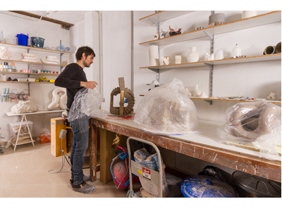 El ceramista i escultor Roger Coll en el seu taller 