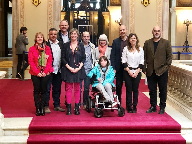La consellera de Salut, Alba Vergés, amb familiars i pacients de l'associació Debra, amb qui s'ha reunit aquest matí. 