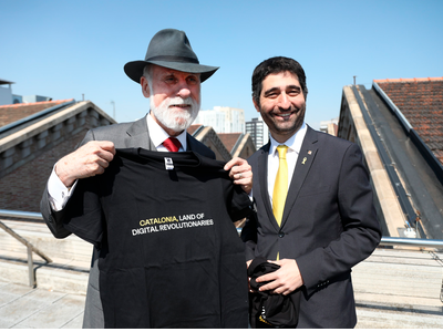 The Minister for Digital Policy, Jordi Puigneró, met today with Vinton Cerf, hours before Cerf was presented with the Catalonia International Prize. At the meeting, the minister gave Cerf a T-shirt bearing the slogan of a government campaign launched at this year's edition of the Mobile World Congress: 