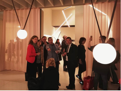 El secretari Joaquim Ferrer i la directora Muntsa Vilalta en la visita al Salone del Mobile de Milà.