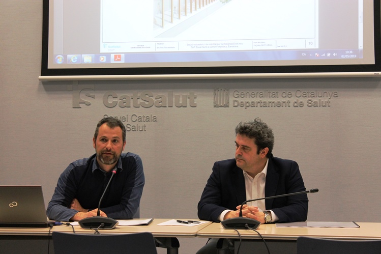 El cap de la Divisió de Recursos Físics del Servei Català de la Salut (CatSalut), Martí Ballart, i el director del CatSalut, Adrià Comella, aquest matí en roda de premsa