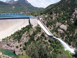 La presa de la Baells alliberant 42 m3/s a través del sobreeixidor. La presa de la Baells alliberant 42 m3/s a través del sobreeixidor.