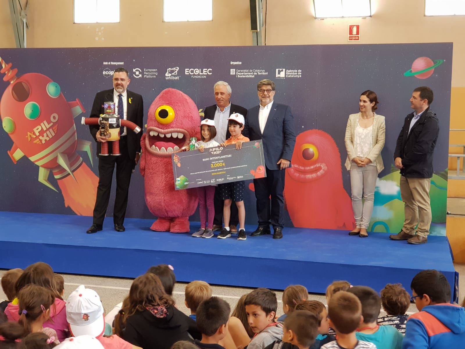 Lliurament del premi a l'escola Marinada. Lliurament del premi a l'escola Marinada.