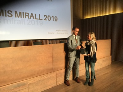 Recull el premi en nom de la Xarxa de Salut Mental, Glòria Trafach, coordinadora del Programa d'atenció dels trastorns de conducta alimentària de la Xarxa de Salut Mental i Addiccions.