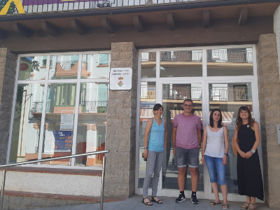 La delegada, Alba Camps, amb l'alcalde Baraut i dues regidores